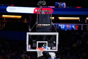 El reloj de posición se ubica por encima del aro, marcando los 24 segundos para cada equipo y el tiempo total del partido (Rich Storry-USA TODAY Sports)