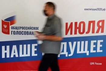 Un hombre con una mascarilla