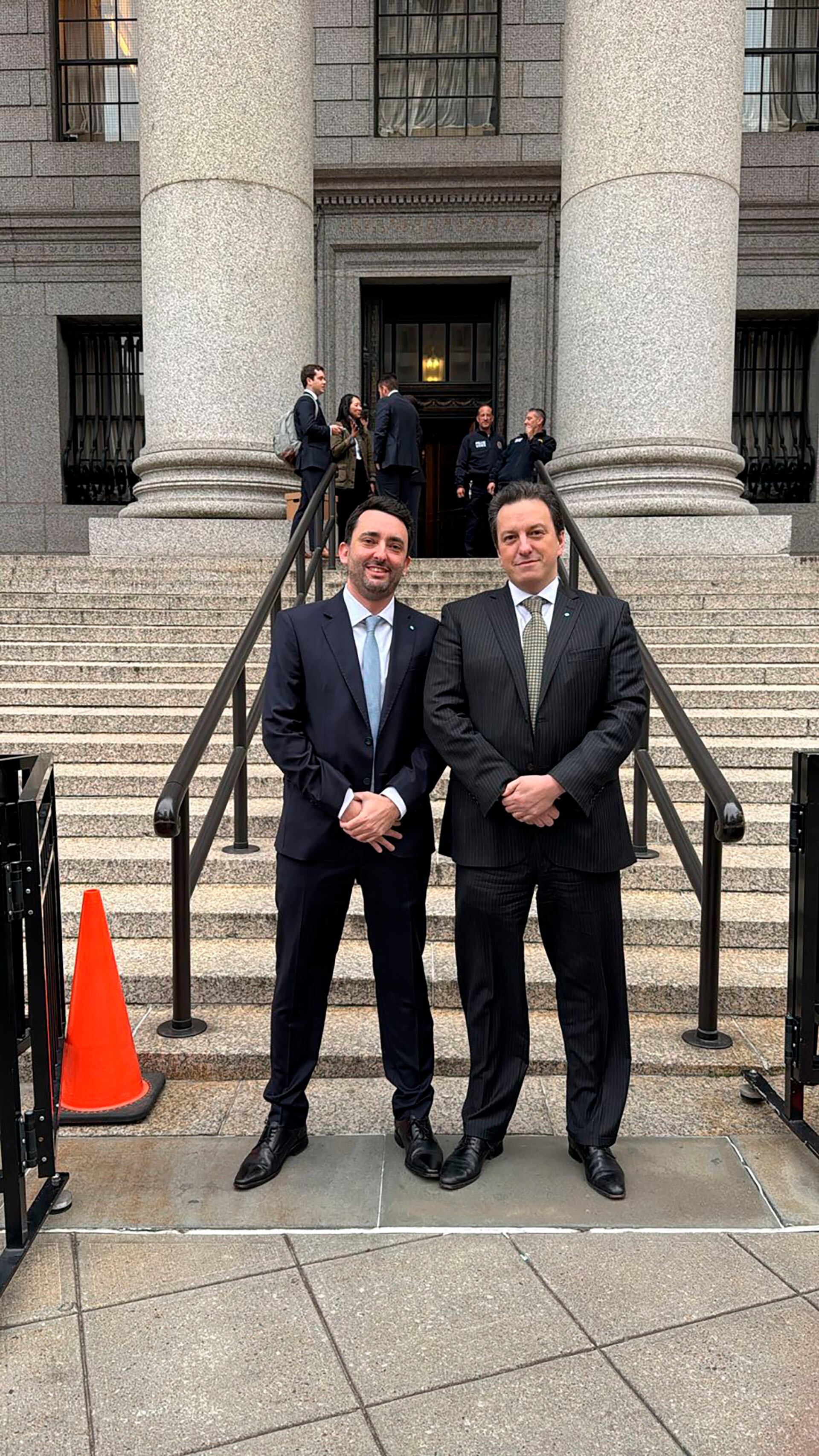 Los subprocuradores de Tesoro, Juan Ignacio Stampalija y Julio Pablo Comadira, esta tarde en Nueva York