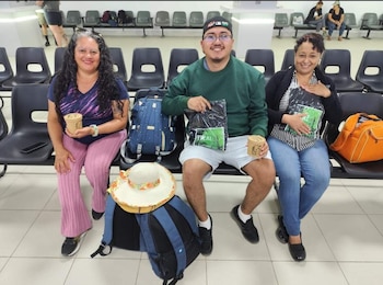 Las autoridades guatemaltecas entregaron relojes personalizados con el Nahual, playeras de Tikal, llaveros y mapas turísticos a visitantes internacionales. (Cortesía: Gobierno de Guatemala)