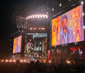 El cierre del concierto de Ricardo Arjona incluyó “Te quiero”, la invitación de una fan al escenario en “Señora de las cuatro décadas” y el pedido masivo de “Mujeres”./ (CR Hoy)