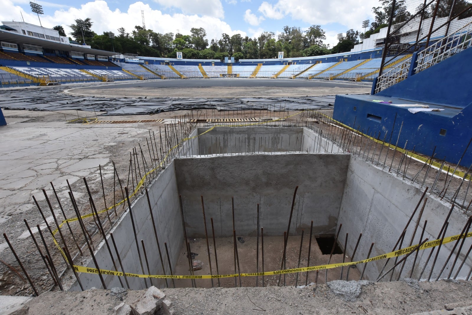 La auditoría de la Contraloría General de Cuentas reportó que la remodelación del estadio alcanzó solo 29% de avance físico al vencer el plazo contractual en diciembre de 2025. (Cortesía para Infobae América/José Chic)