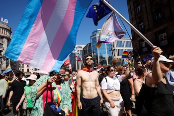 La gente asiste con banderas