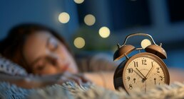 Los horarios irregulares afectan al corazón: cinco claves para ajustar el reloj biológico y dormir mejor