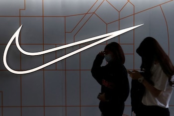 FOTO DE ARCHIVO: La gente pasa por delante de una tienda del minorista de artículos deportivos Nike Inc en un complejo comercial en Pekín, China. 25 de marzo de 2021. REUTERS/Florence Lo