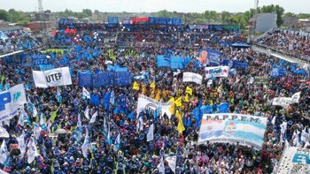 Entre apoyos y críticas a