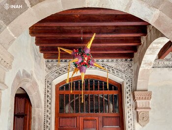 Una tradicional piñata adornando el