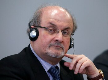 El autor Salman Rushdie