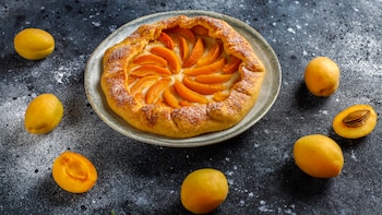 Receta de tarta de albaricoque, un postre facilísimo con fruta de temporada y una crujiente base de masa quebrada