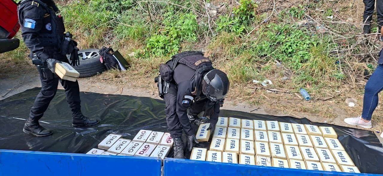 Un operativo de la SGAIA y el Ministerio Público en Zacapa dejó 94 paquetes de cocaína incautados, cuatro capturados y un decomiso valuado en Q9,4 millones. (PNCdeGuatemala)