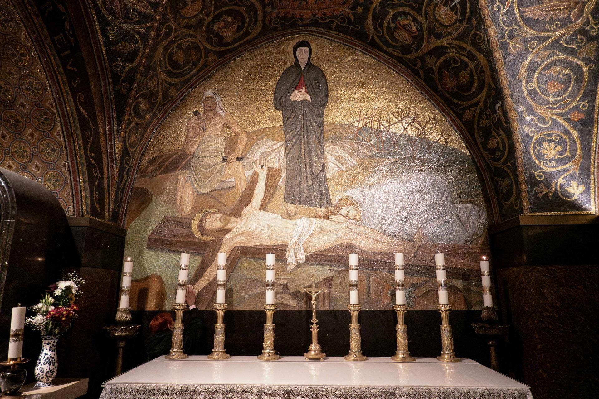 El Sábado Santo es un día suspendido. Un día en el que la Iglesia calla. Y en ese silencio —que puede parecer vacío— se concentra uno de los núcleos más hondos de la fe cristiana: la espera de la Resurrección (Europa Press)