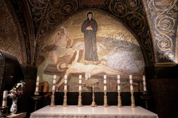 El Sábado Santo es un día suspendido. Un día en el que la Iglesia calla. Y en ese silencio —que puede parecer vacío— se concentra uno de los núcleos más hondos de la fe cristiana: la espera de la Resurrección (Europa Press)