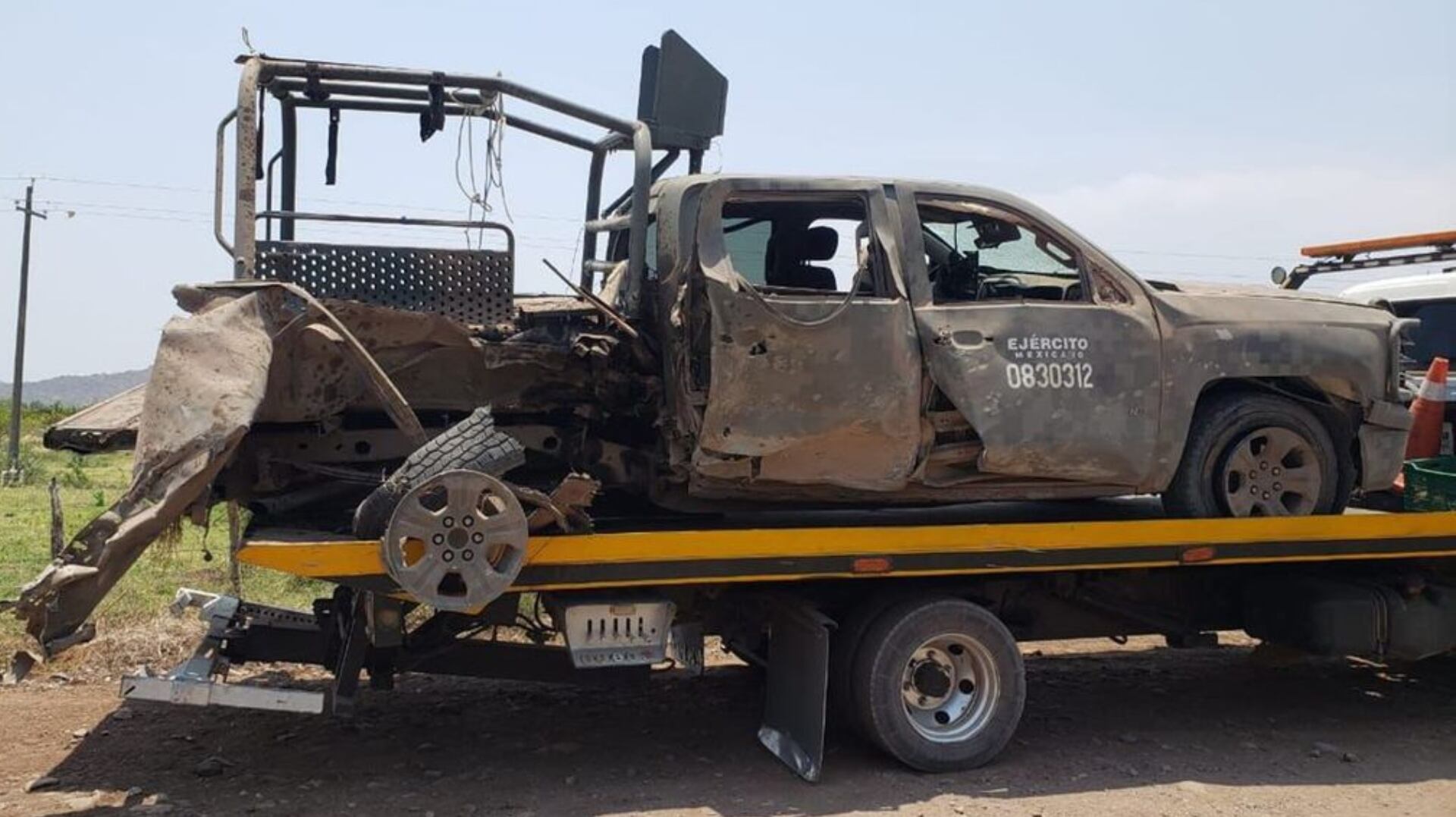 La parte trasera de la unidad del Ejército quedó completamente destruida. (Twitter/@Eco1_LVM)