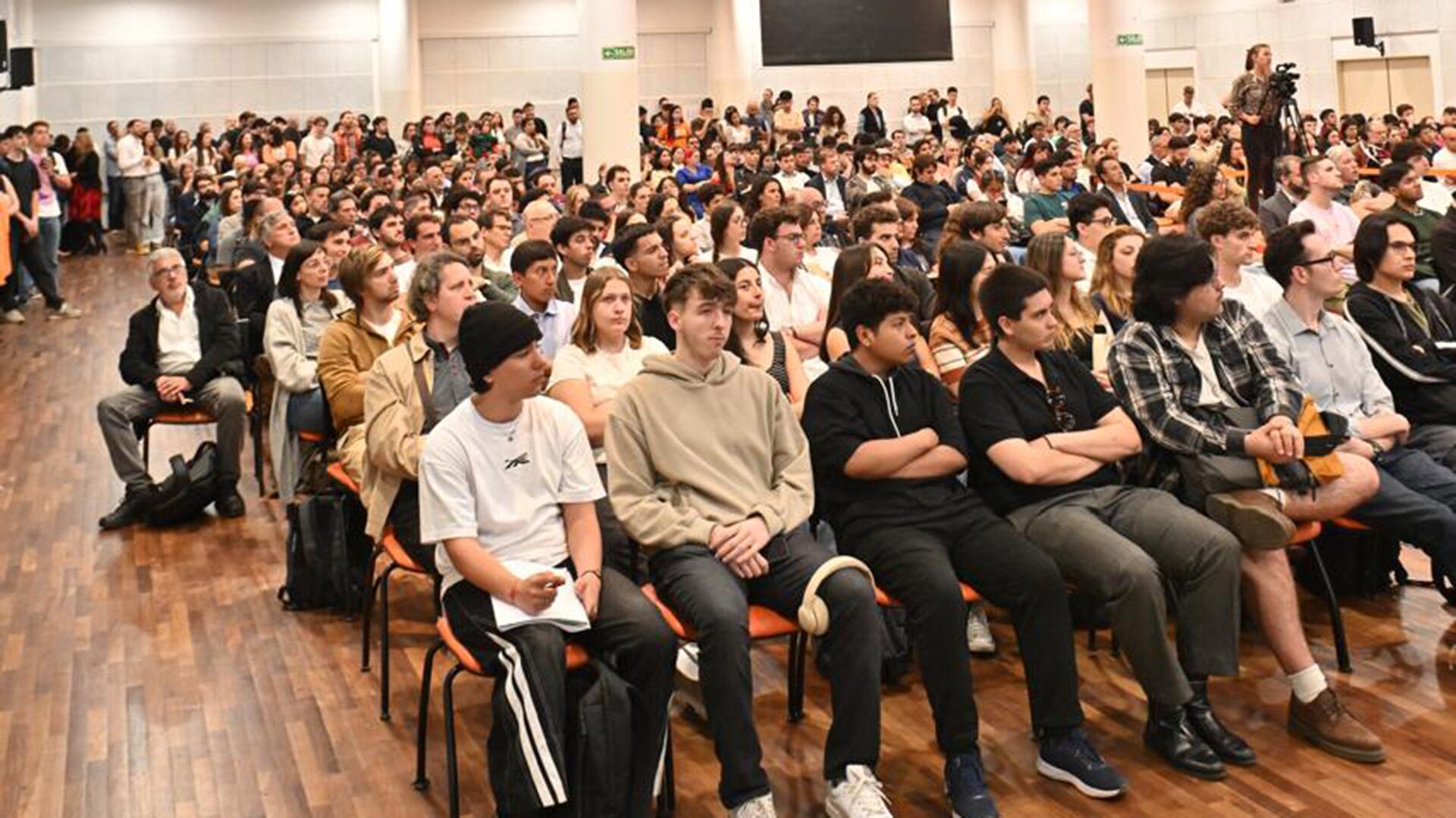 Asistieron más de 800 alumnos a la charla “recurrencia de las crisis: desafíos de la política económica”