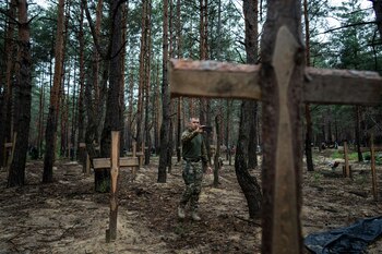 Un soldado ucraniano toma imágenes