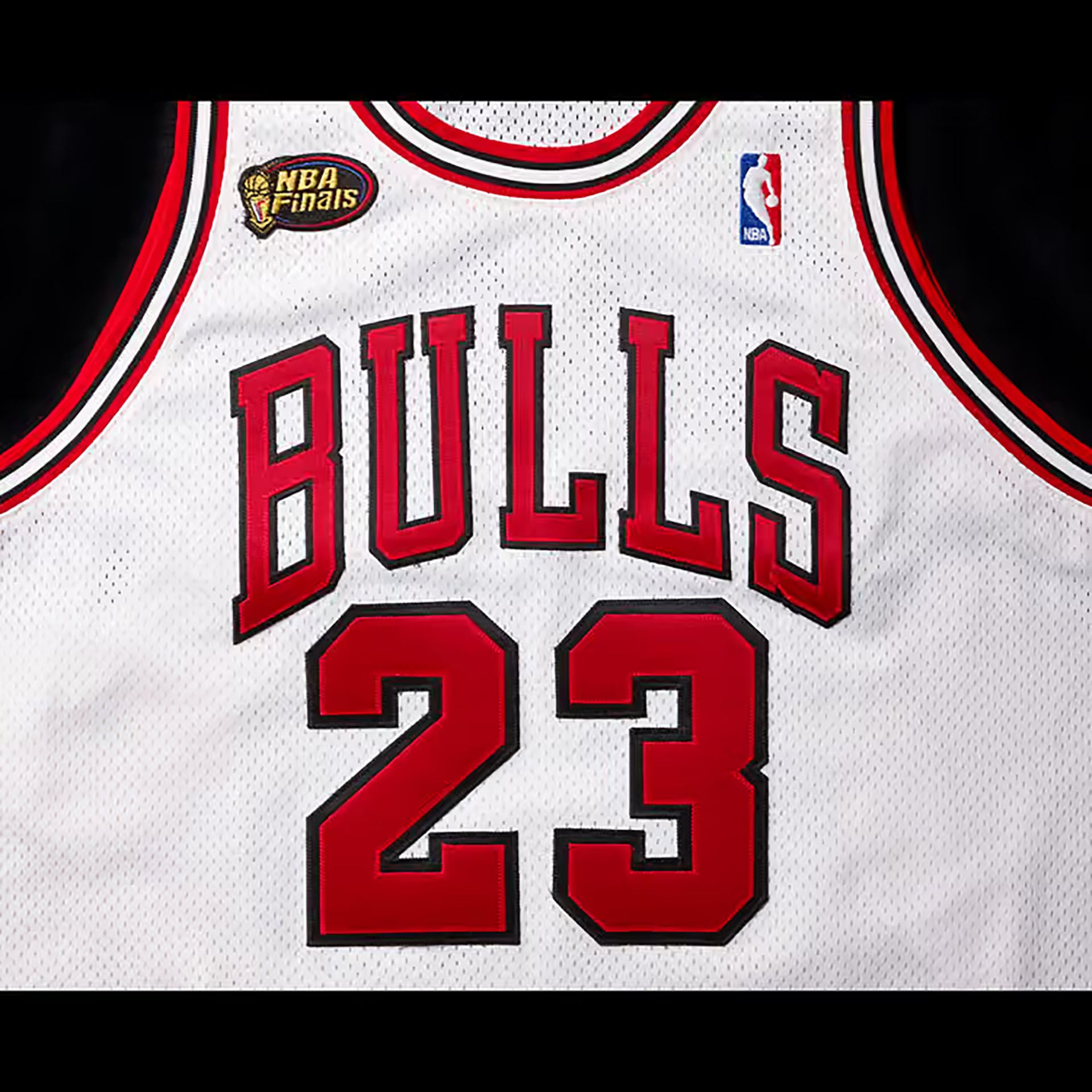 La camiseta blanca de Michael Jordan en los Chicago Bulls que se subastará con el número 23 y la palabra Bulls en rojo, muestra el parche de las Finales de la NBA.