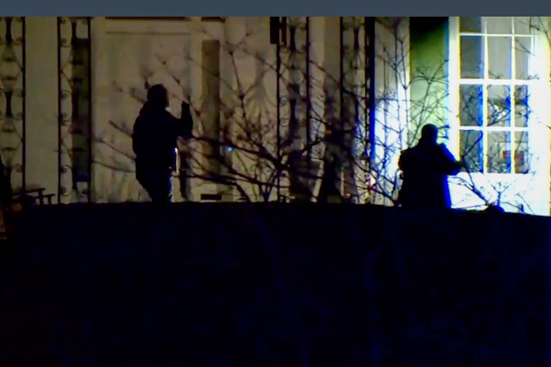 Funcionarios inspeccionando ventanas rotas y otros daños a la propiedad en la casa del vicepresidente J.D. Vance en Ohio, el lunes 5 de enero de 2026 (WCPO 9 News vía AP)