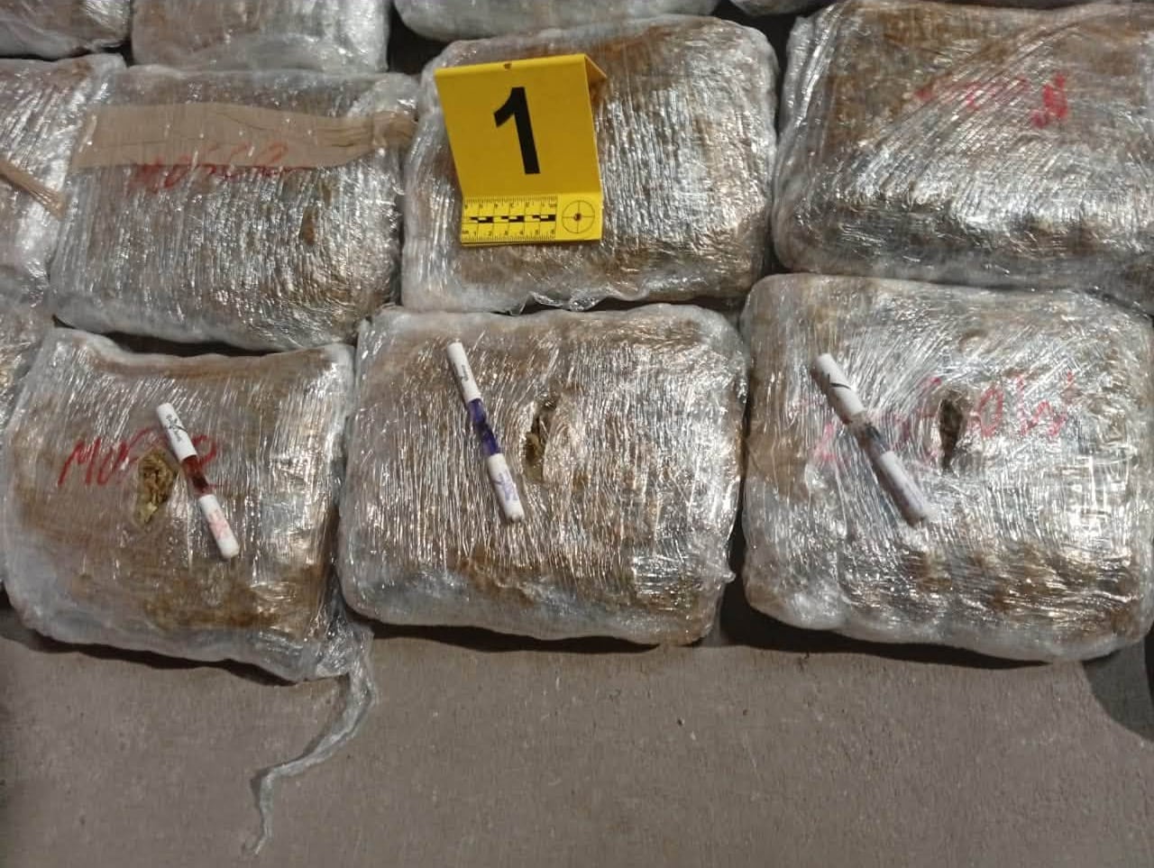 Las autoridades salvadoreñas hallaron la droga distribuida en bultos y oculta con material especial para burlar los controles. El conductor guatemalteco enfrenta cargos por tráfico internacional y contrabando. (Foto cortesía Gustavo Villatoro)