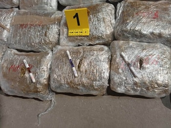 Las autoridades salvadoreñas hallaron la droga distribuida en bultos y oculta con material especial para burlar los controles. El conductor guatemalteco enfrenta cargos por tráfico internacional y contrabando. (Foto cortesía Gustavo Villatoro)