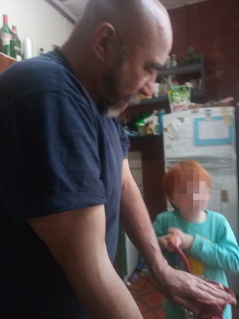 Marcelo y L. cocinando churros