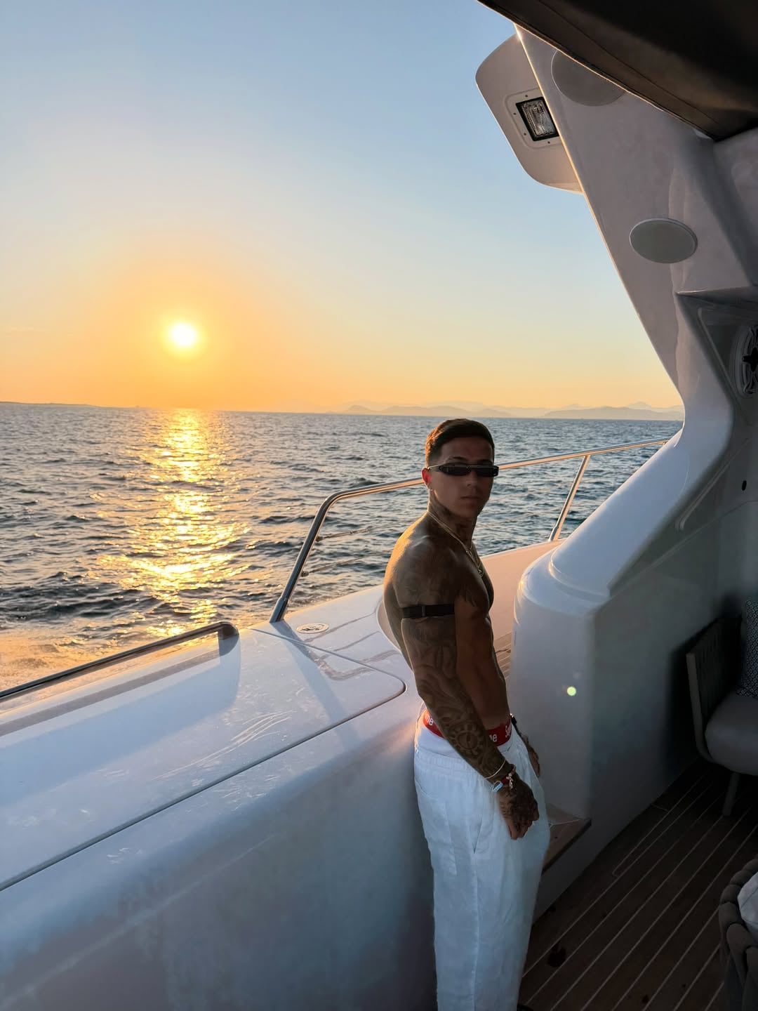 El futbolista Enzo Fernández posa en la cubierta del yate al atardecer