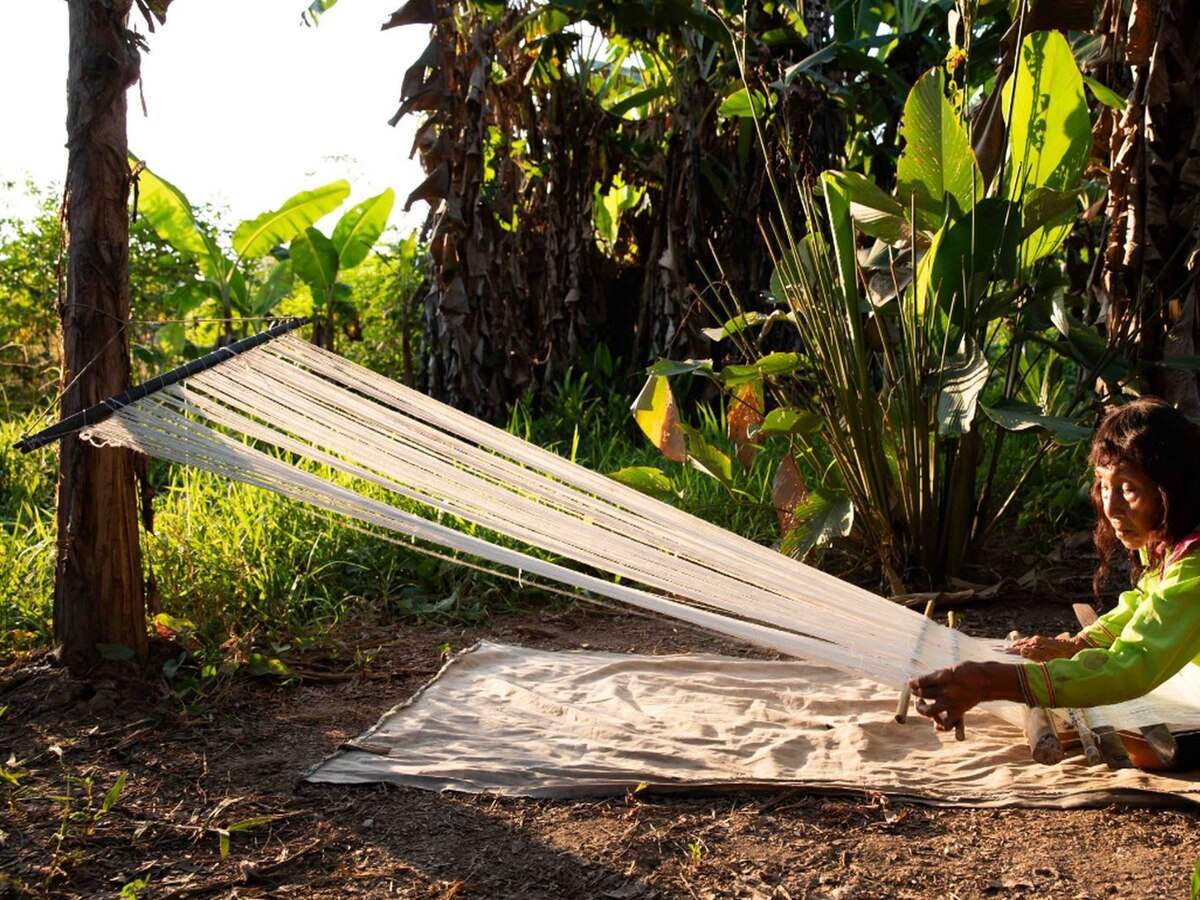 Acusan de apropiación cultural a la diseñadora Anis Samanaez y al editor de Vogue Latinoamérica - Infobae