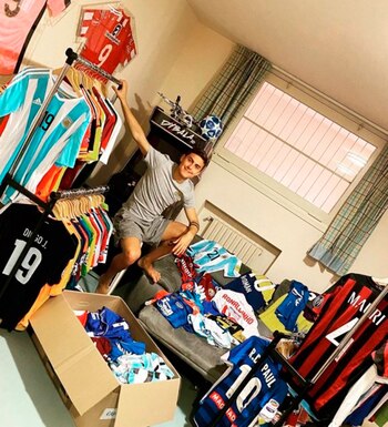 Su colección de camisetas de