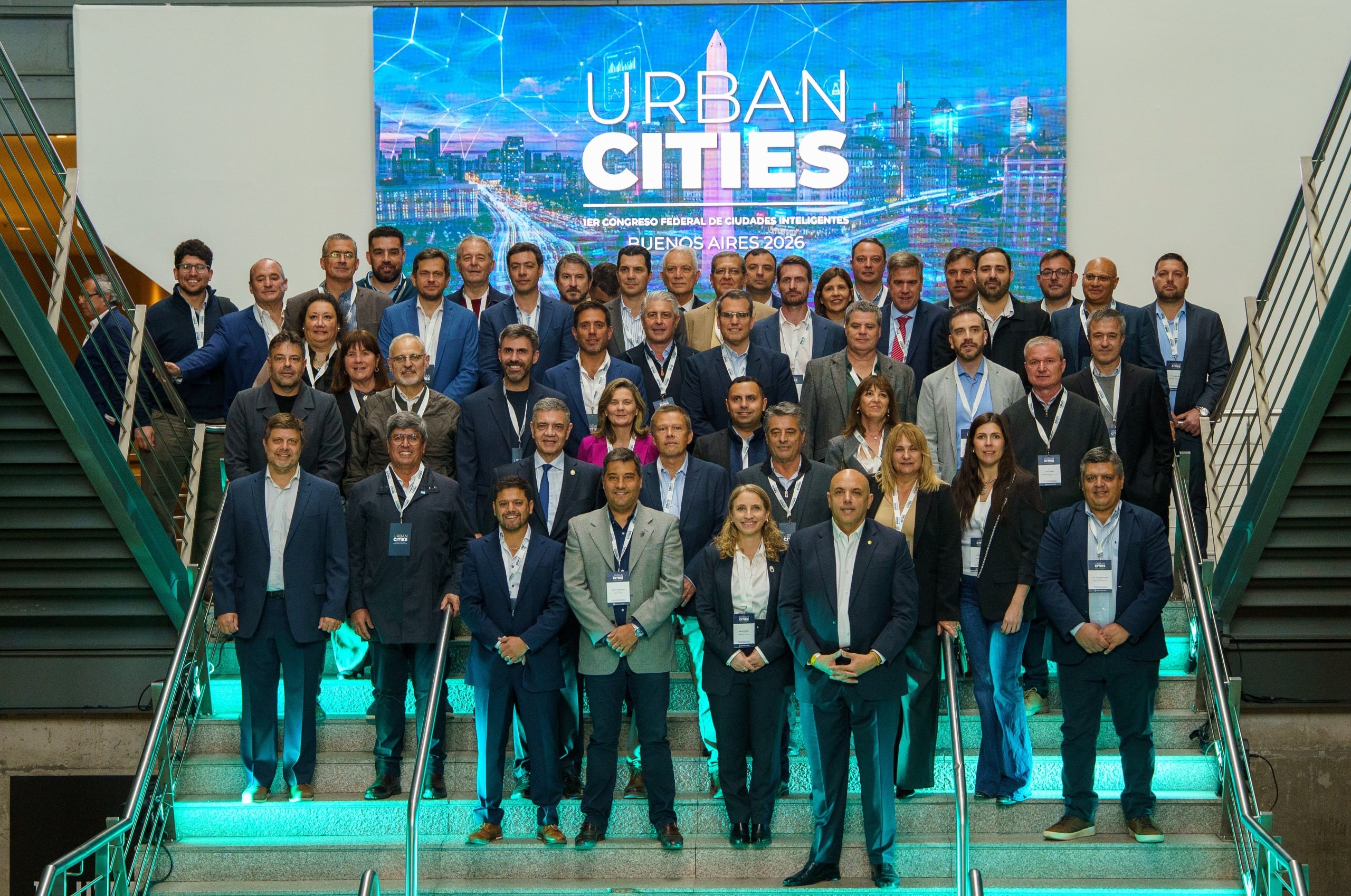 Autoridades y participantes del primer Congreso Federal de Ciudades Inteligentes posan en las escaleras del recinto durante la presentación del encuentro Urban Cities en Buenos Aires.