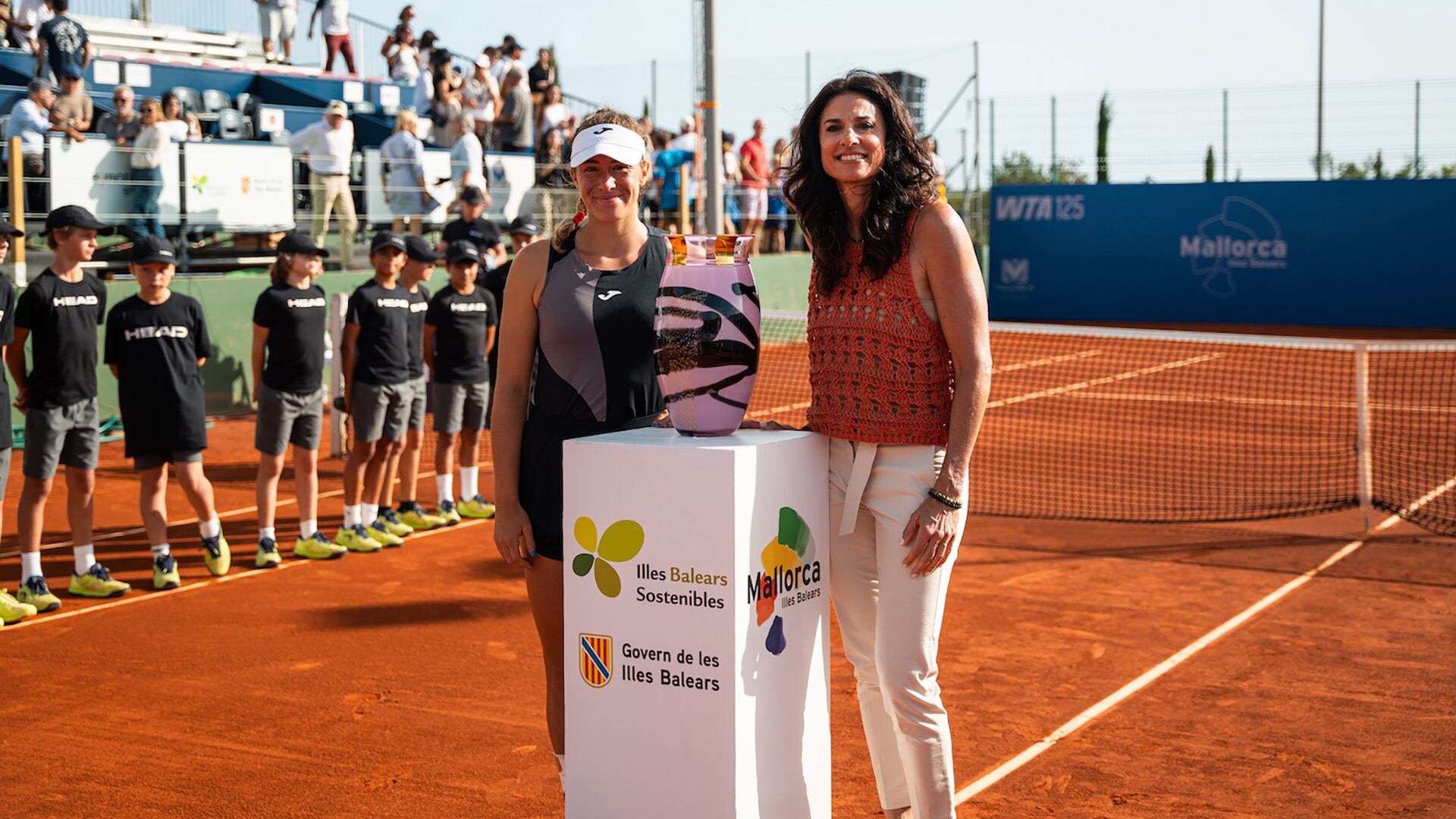 Solana Sierra junto a Gabriela Sabatini tras su consagración en Mallorca