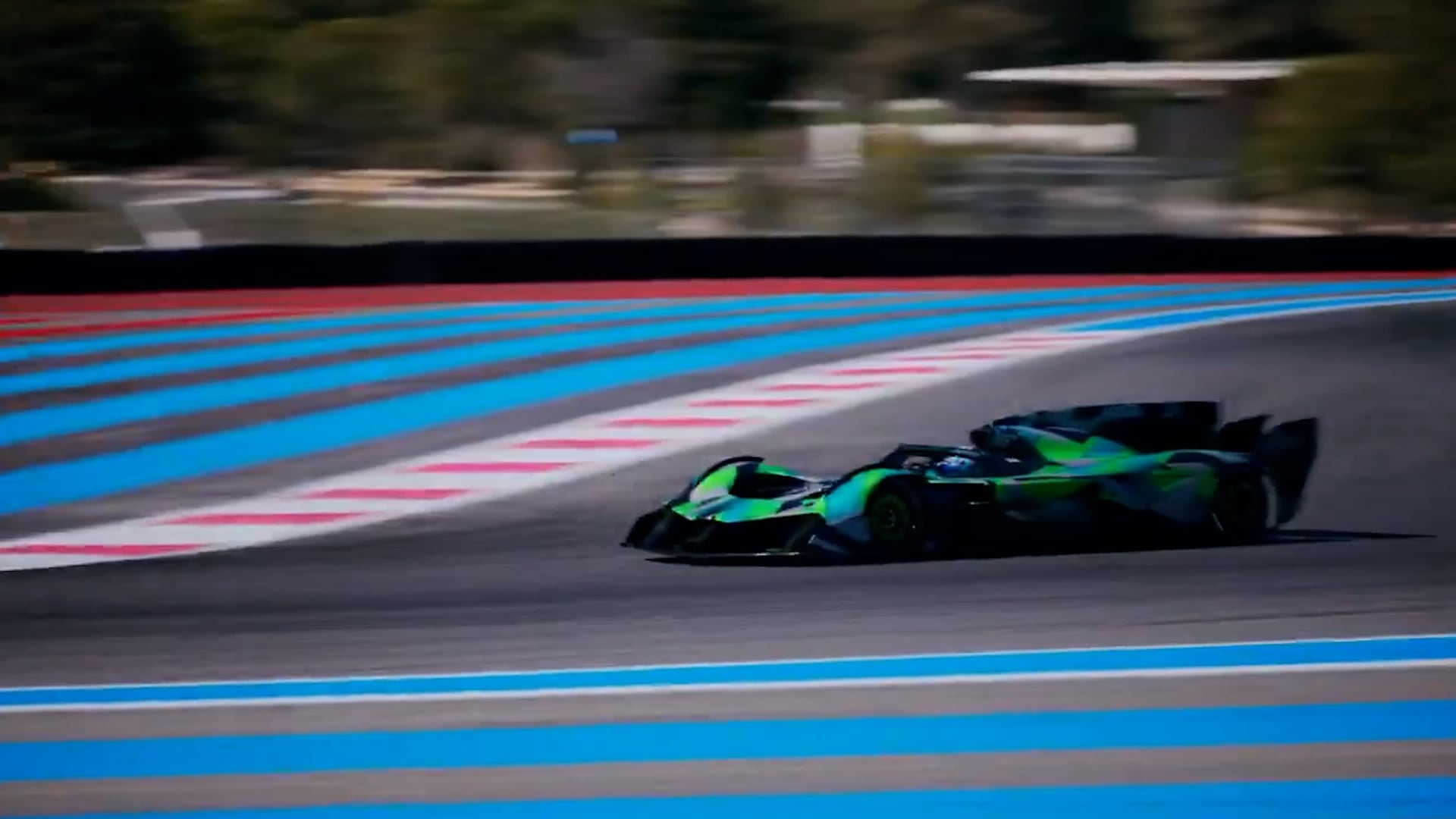 El hiperdeportivo apareció en el circuito Paul Ricard, de Francia