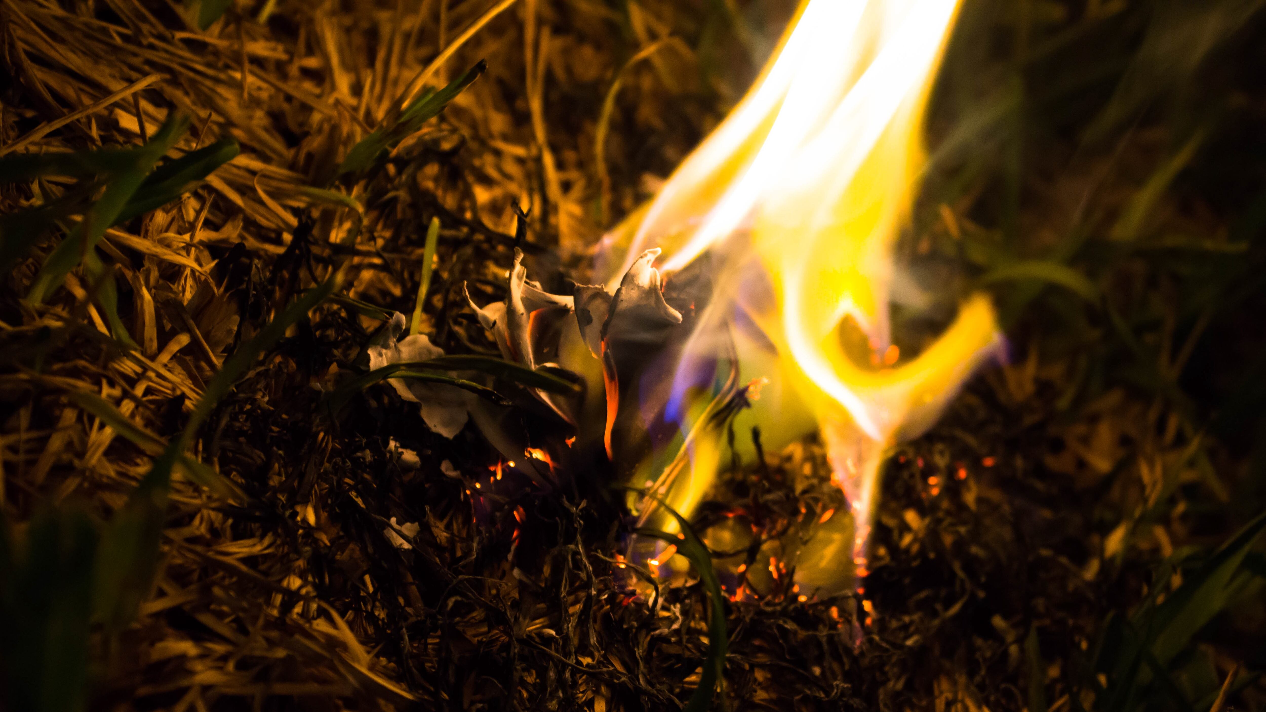 Hombre intentó quemar a su pareja luego de discusión - crédito Jeswin/Freepik