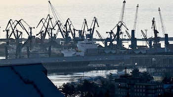 Al menos un muerto y otro herido en un ataque ucraniano que incendia el puerto de Tuapsé, en el suroeste ruso