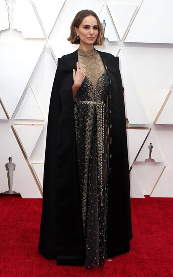 Natalie Portman también integró la lista de las mejores vestidas. Para Gurmandi, en Dior, el vestido fue un sueño. "Bordado con transparencias en negro y dorado, lo acompañó con una capa muy bella. Nuevamente el cabello corto es tendencia"