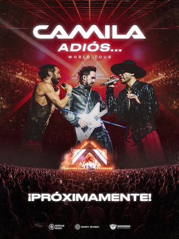 Tres hombres en un escenario con micrófonos y guitarra, actuando ante una multitud, debajo del texto 'CAMILA ADIÓS... WORLD TOUR'