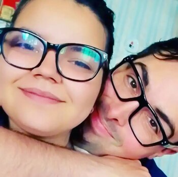 Verna junto a su novia