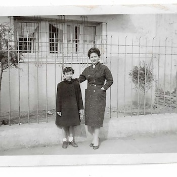 Dezi junto a su hija,