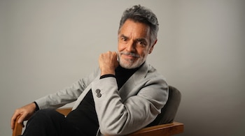 Eugenio Derbez compartió la ofrenda familiar de Día de Muertos con cempasúchil, papel picado y los retratos de figuras del espectáculo y mascotas.