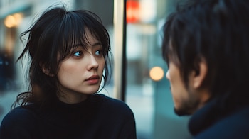 Evitar cruzar miradas suele ser