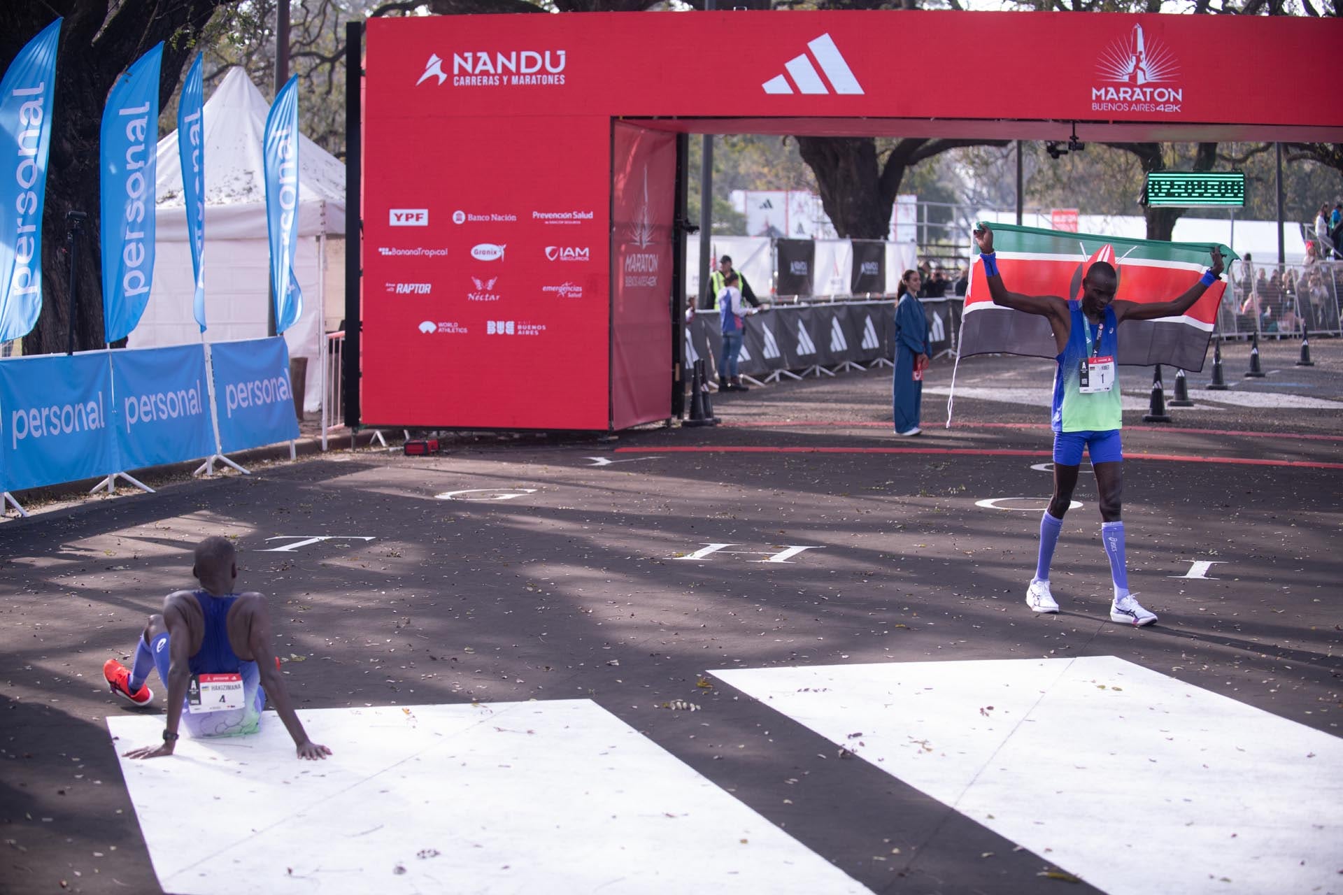 Bethwel Kibet Chumba y John Hakizimana definieron los primeros puestos masculinos con una diferencia de once segundos en la llegada