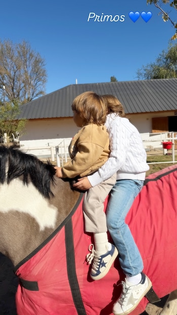 El gesto de Nicole Neumann durante la celebración de su hija Allegra con su papá