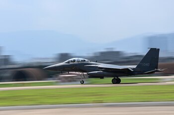 Un caza F-15K surcoreano. Seúl desplegó aviones ante las maniobras de Rusia y China (via Reuters)