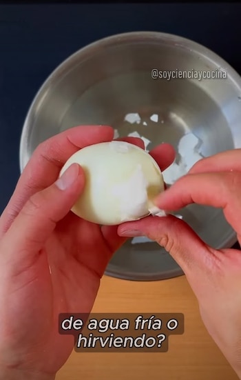 El secreto para pelar huevos cocidos sin esfuerzo, según Heinz Wuth y la ciencia de la cocina - crédito @soycienciaycocina/IG