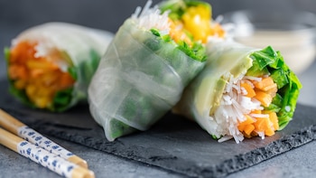 Qué es el papel de arroz y cómo usarlo en cuatro recetas frías y calientes