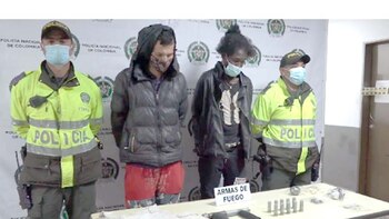 Con explosivos militares y chalecos