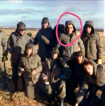 Alberto Reynoso junto a otros conscriptos: estuvo prácticamente dos meses en la Guerra de Malvinas. Fotos: archivo familia Reynoso