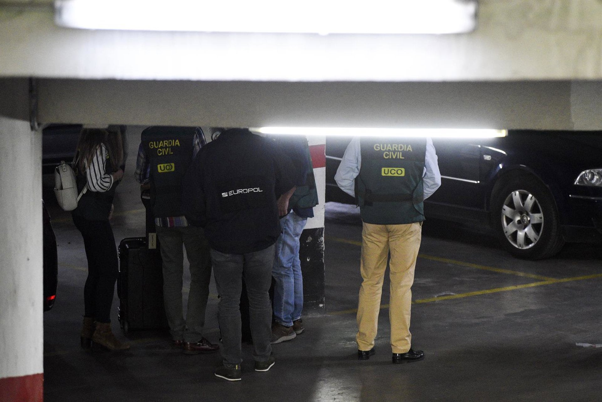 13/05/2021 Un grupo de agentes de la Unidad Central Operativa de la Guardia Civil (UCO) en un parking durante un registro en el domicilio del subdelegado del Gobierno en Valencia, Rafael Rubio, a 13 de mayo de 2021, en Valencia, Comunidad Valenciana (España). Rubio ha sido detenido esta mañana por la UCO junto a otra decena de personas dentro del conocido como caso Azud, una trama de mordidas a cambio de adjudicaciones. Según han confirmado a Europa Press fuentes conocedoras de las actuaciones, Rubio ha sido arrestado en su domicilio y está acusado de participar en la adjudicación de diferentes infraestructuras en suelo público a cambio de mordidas.POLITICA Jorge Gil - Europa Press