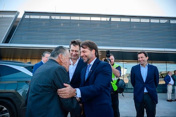 Eduardo Eurnekian saluda a Luis