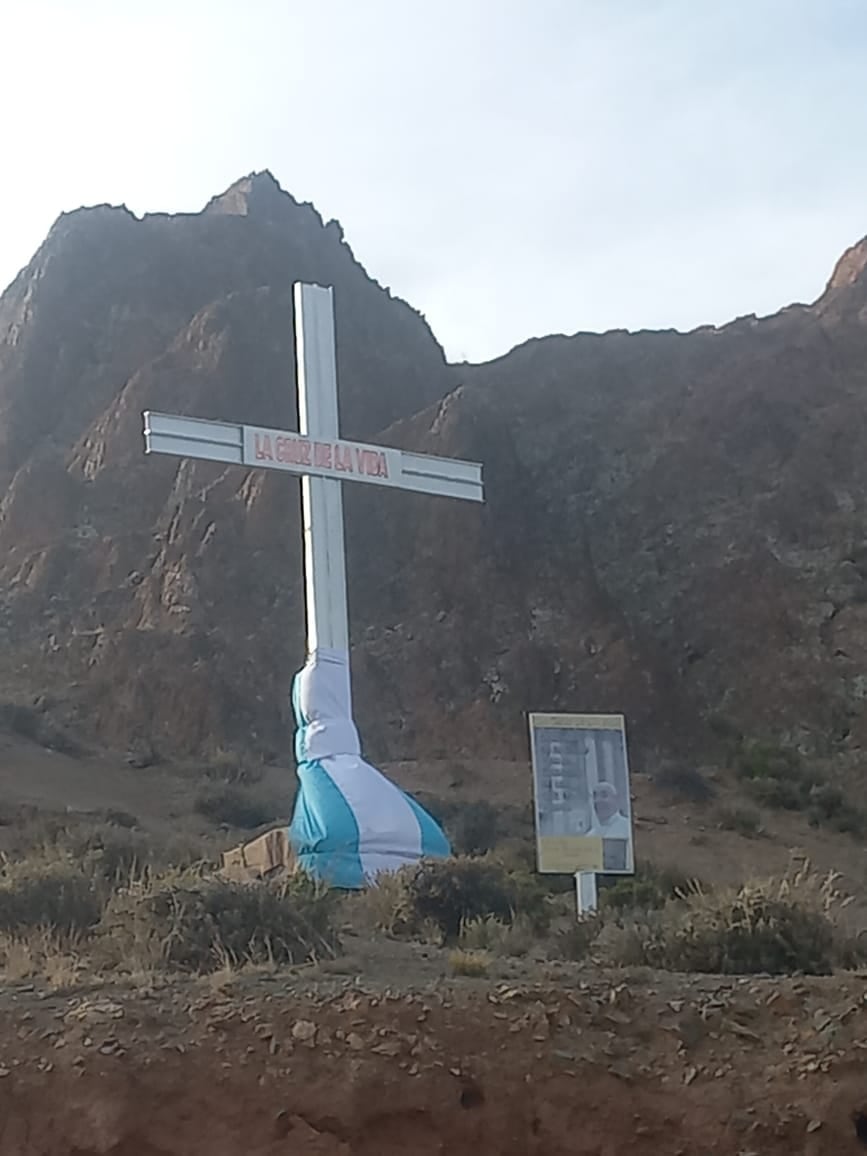 La “Cruz de la Vida” se erige en la Ruta Nacional 51 en homenaje a Francisco
