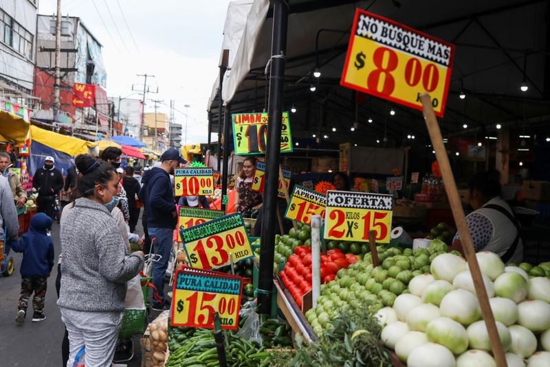 Los locatarios organizan cada año encuentros con artistas y agrupaciones para conmemorar la vida comercial de los mercados. REUTERS / Henry Romero