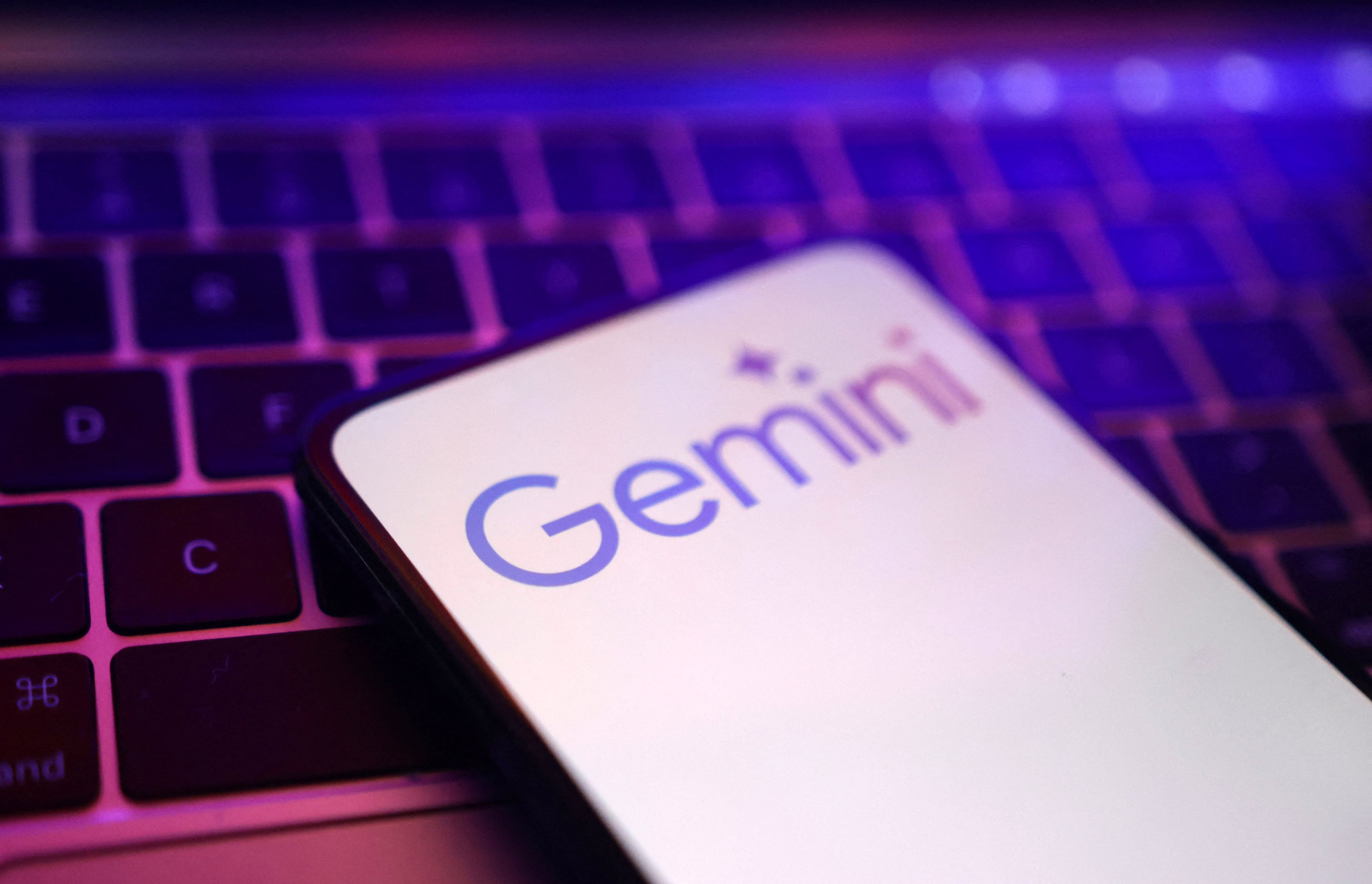 Se deben elegir dos fotos en buena calidad y subirlas a Gemini. (Foto: REUTERS/Dado Ruvic/Illustration)